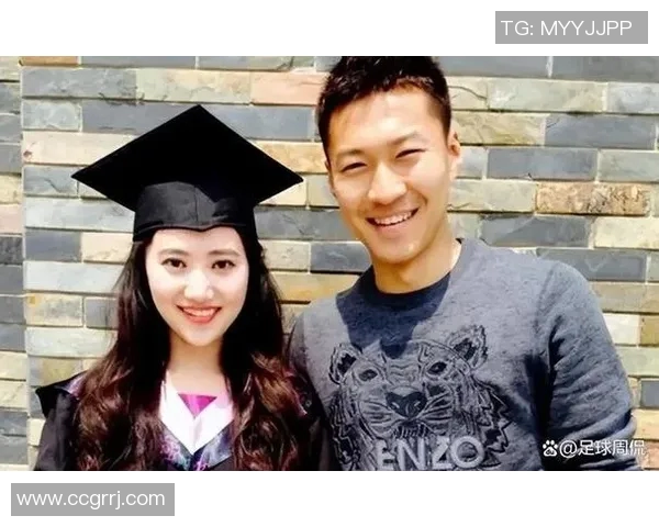 足球明星与中国女友的浪漫故事揭示了跨国恋情的魅力与挑战