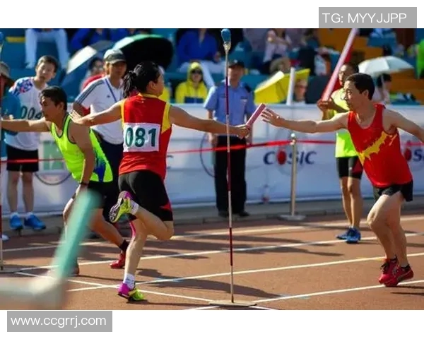 足球明星与女孩的完美瞬间照片集锦展现青春活力与运动魅力